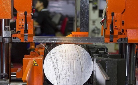 为什么选购三角镇立式带锯床时，客户需要提供锯切生产量、材质、硬度、大小、厚度等需求？